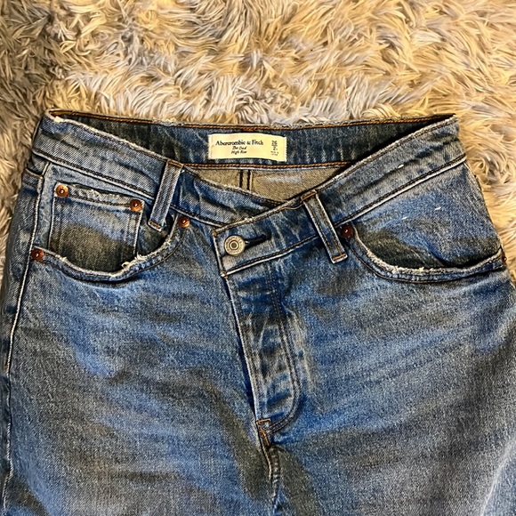 Abercrombie and Fitch Jeans “The Dad High Rise”  size 26 regular in light blue - Picture 3 of 4